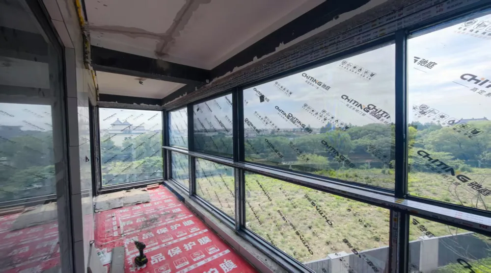 封阳台改造前